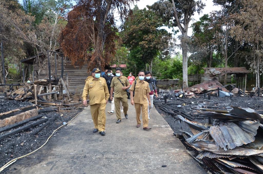 Bupati Beri Bantuan Korban Kebakaran di Sembuan, Imbau Warga Tetap Waspada dan Berhati hati
